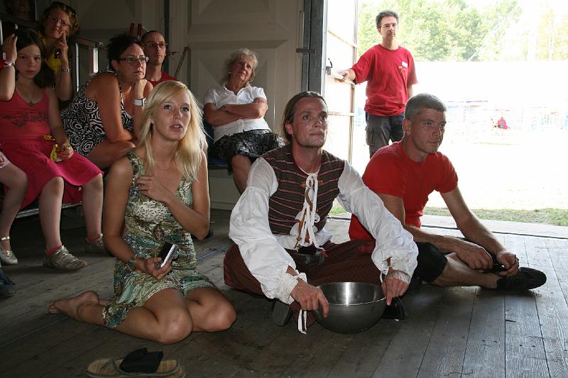 2008 aug 31 096.jpg - Een aandachtig kijkende choreograaf.